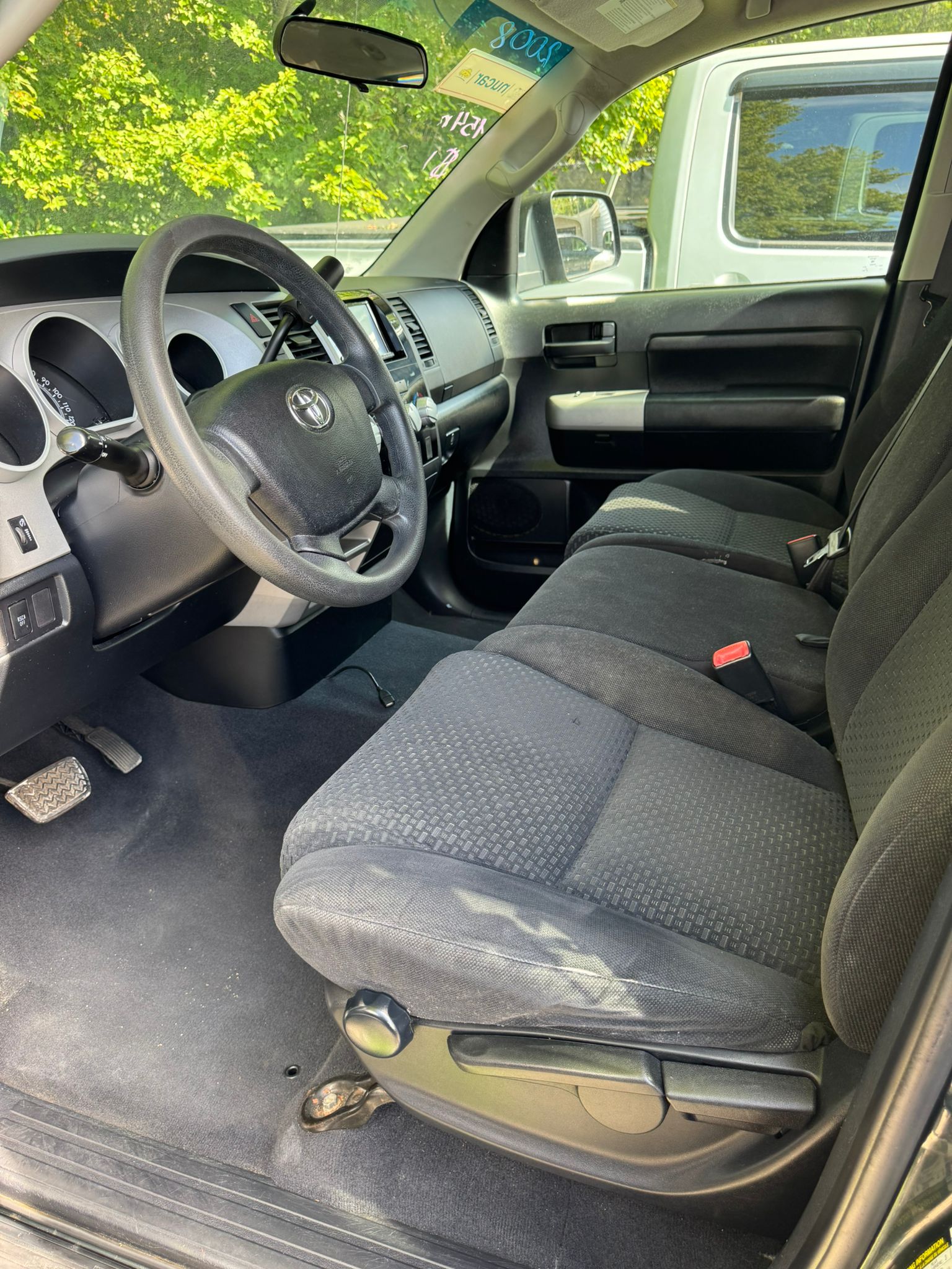 
								2008 Toyo Tundra, $12.000 full									