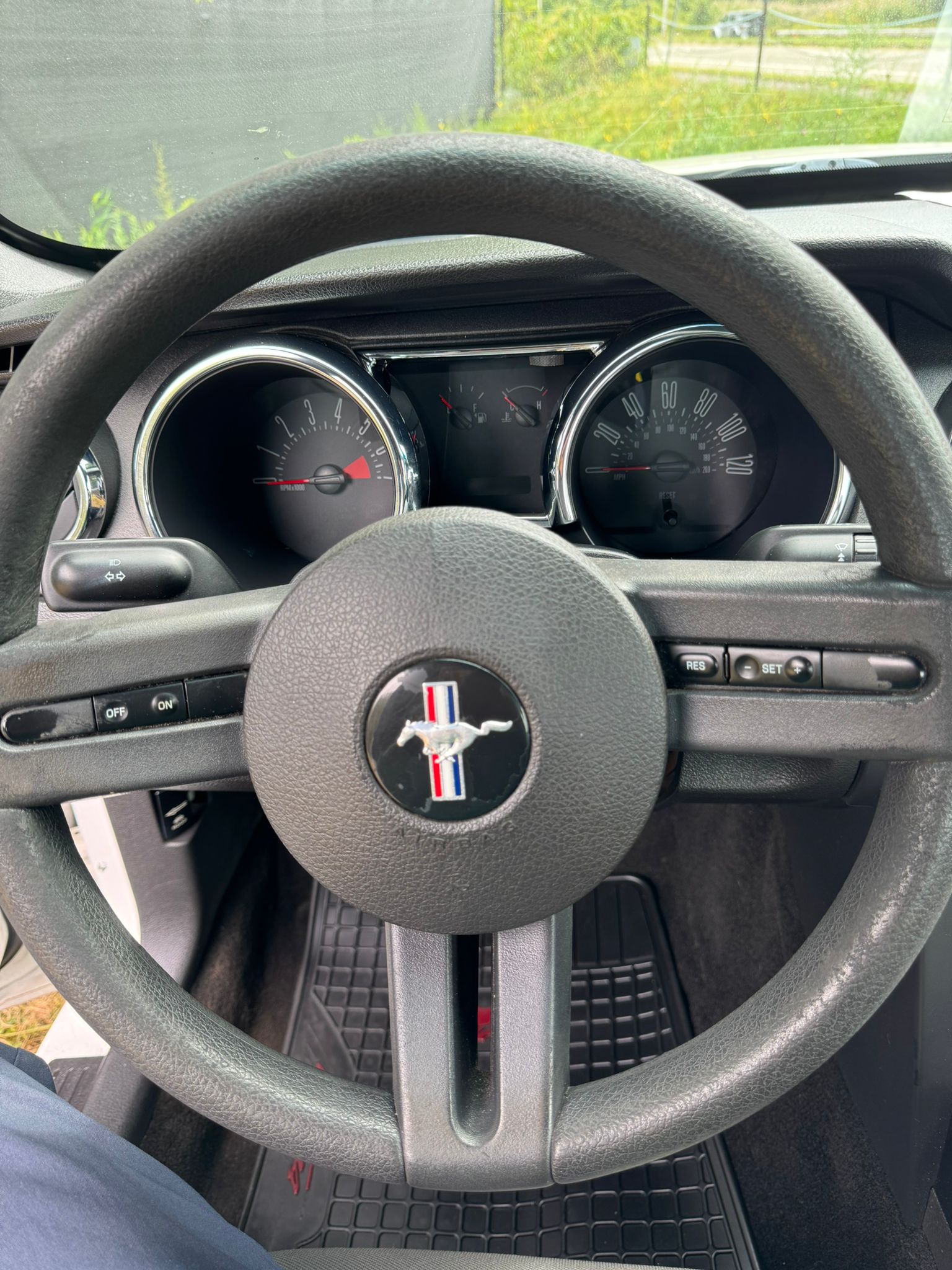 
								2006 Ford Mustang, $5.900 full									