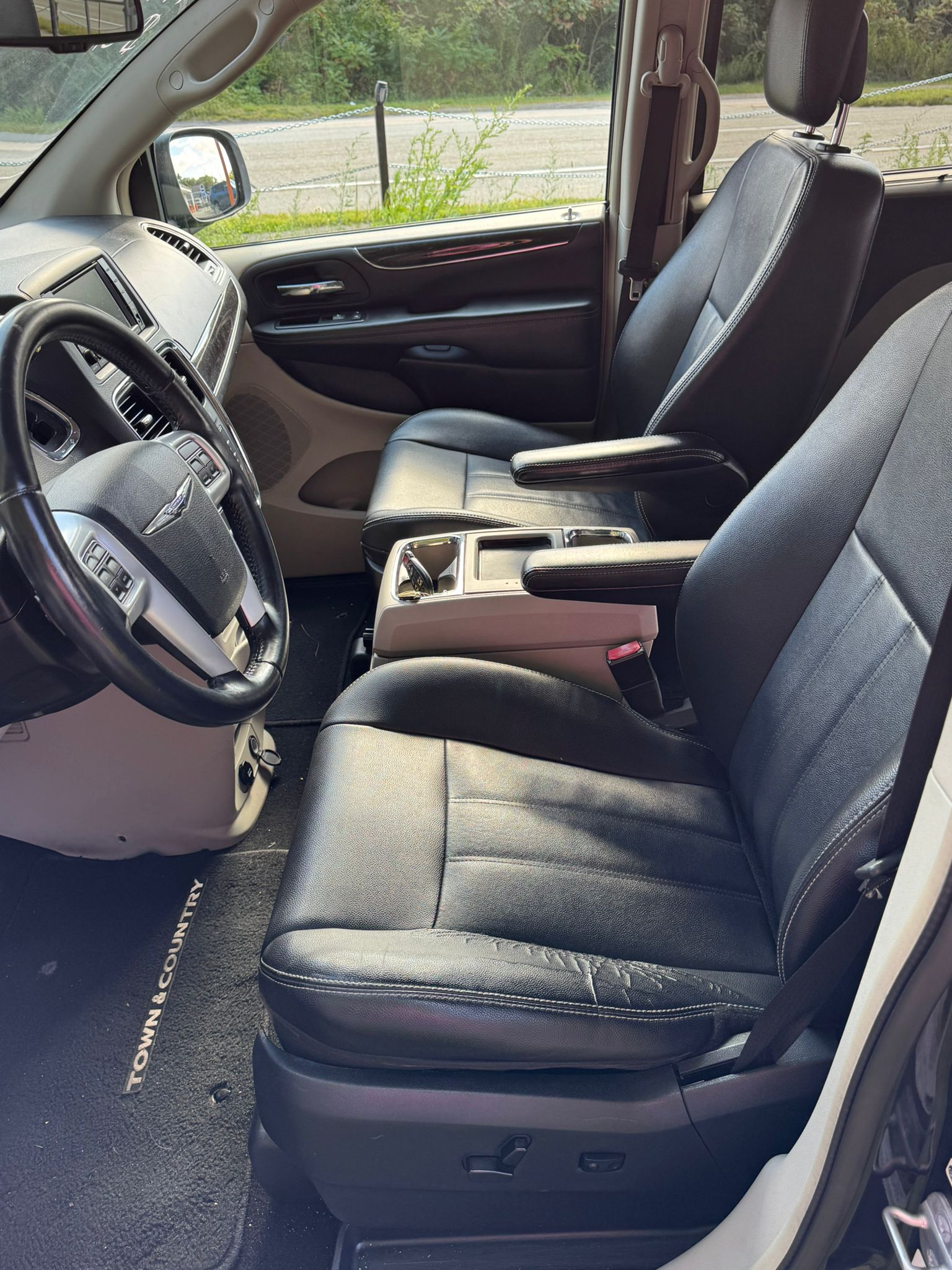 
								2014 Chry Town and Country, $5900 full									